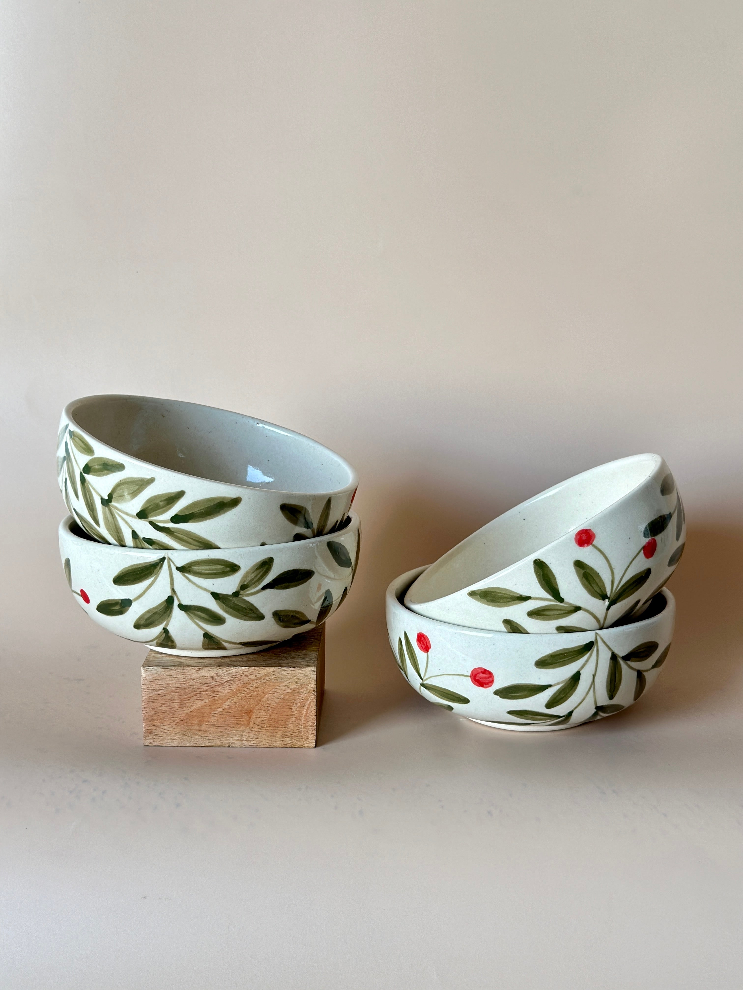 Holly Leaf small Bowl, Olive 2.5x5.5 Inches (Set of 4)